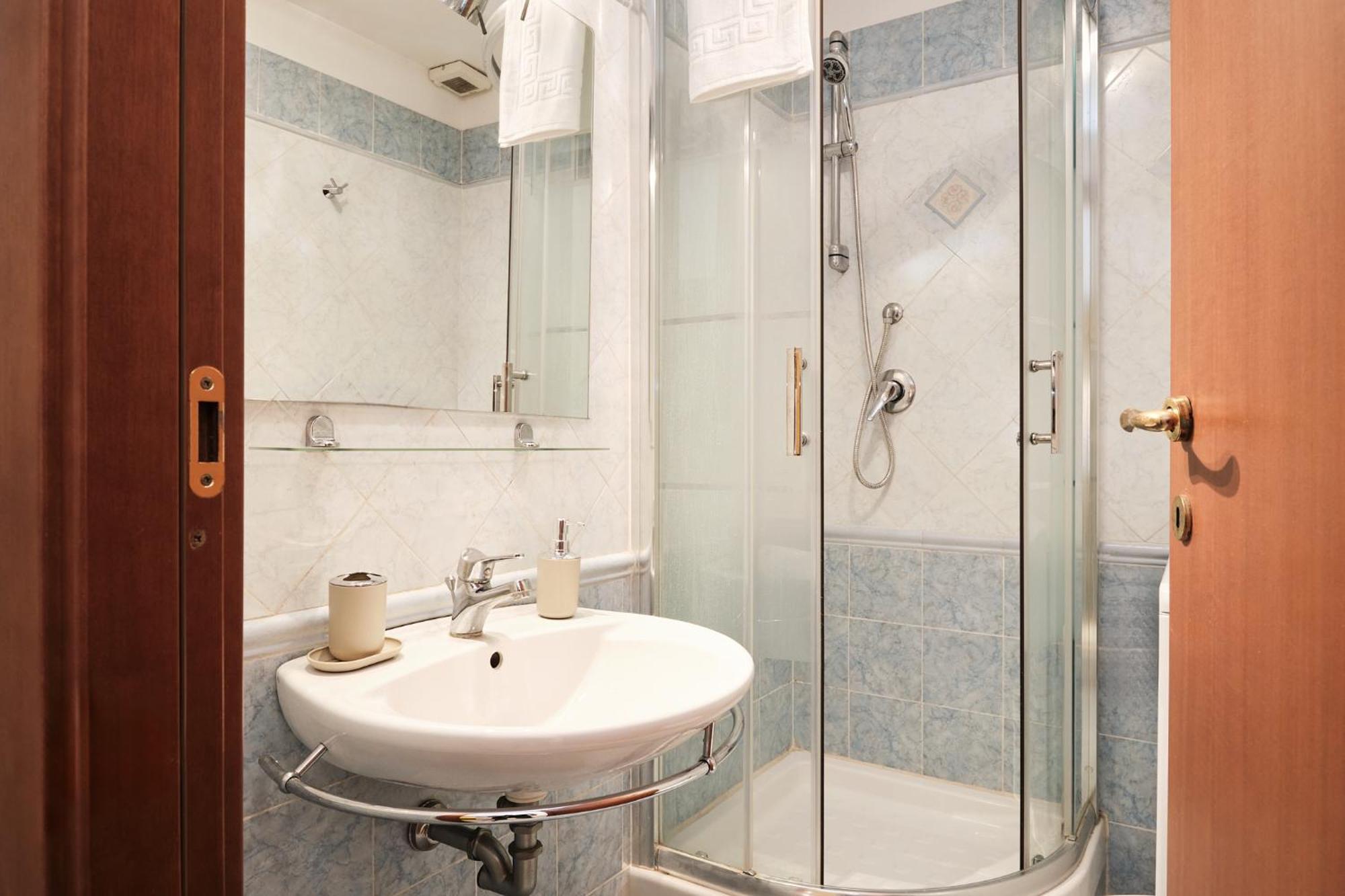Colosseum 3 & 4 Bathrooms With Garden Rome