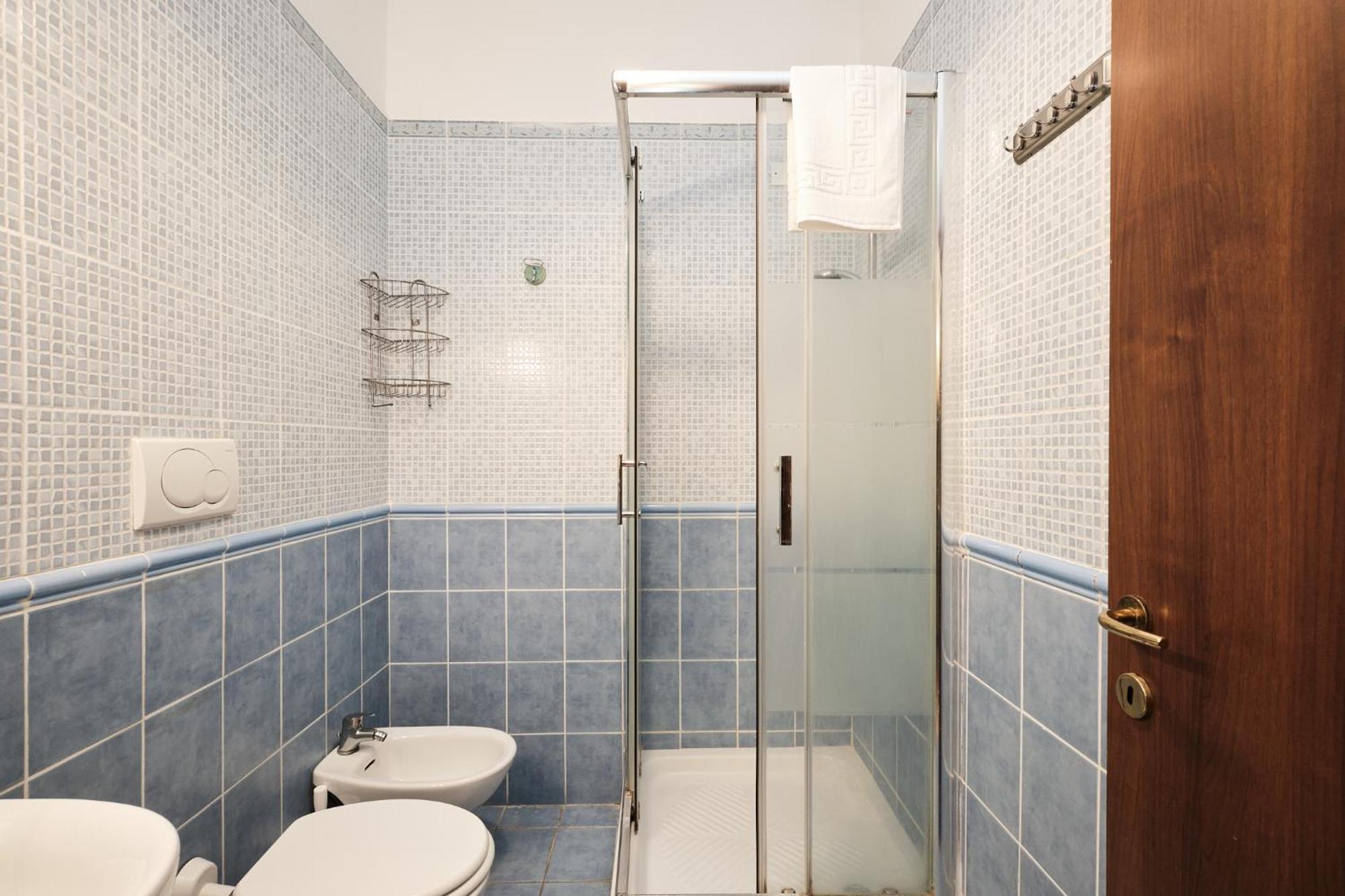 Colosseum 3 & 4 Bathrooms With Garden *