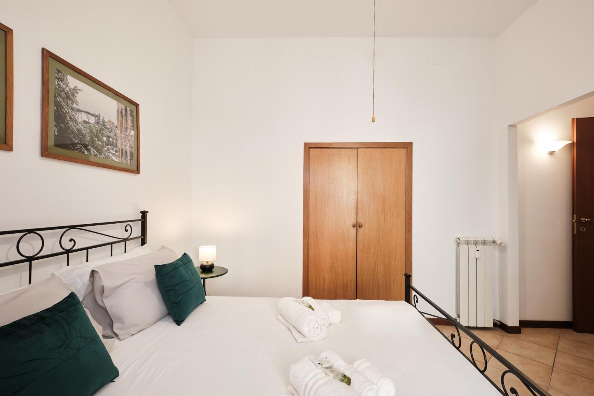 Colosseum 3 & 4 Bathrooms With Garden Rome